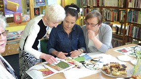 klubowiczki rozmawiają o zastosowanych technikach rękodzielniczych