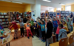 Pani Alicja prowadzi krótką gimnastykę przed kolejnym czytaniem