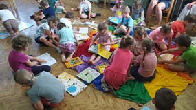 Oglądamy książeczki z księgozbioru dla dzieci