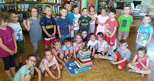 Pszczółki i wieża z książek