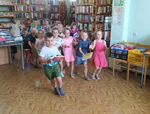 Zabawy ruchowe z książką w roli głównej