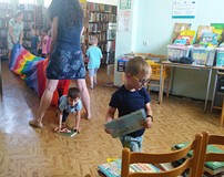 Zabawy ruchowe z tunelem animacyjnym i książkami