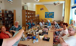 Bibliotekarka głośno odczytuje, wspólnie napisane opowiadanka