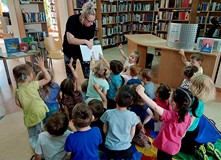 Anglozuchy naciskają kropki w książce pt. NACIŚNIJ MNIE