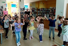 Anglozuchy naśladują zajączki wyskakujące z otwartych książek