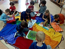 Akwarelki oglądają najpiękniejsze książeczki z BIBLIOTECZKI MALUCHA