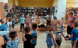 Na zakończenie zajęć tworzymy z przedszkolakami wielkie jajo dinozaura