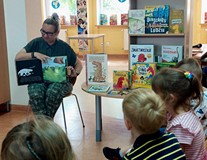 Pani Gosia prezentuje przedszkolakom najciekawsze książki o dinozaurach