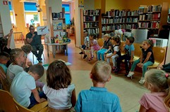 Pani Gosia opowiada Niedźwiadkom o najgroźniejszych dinozaurach żyjących miliardy lat temu na Ziemi