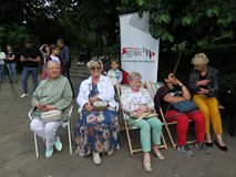 Widownia spektaklu. Druga od lewej, radna Bożena Kaczmarek.