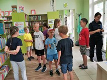 Dzieci podczas zabawy zaproponowanej przez policjantkę