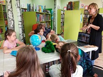Pani Izabela z dziećmi podczas prezentacji