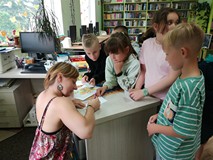 Pani Izabela rozdaje autografy uczestnikom zajęć