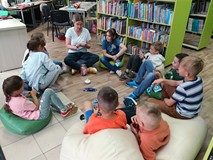 Pani Beata rozmawia z dziećmi o 