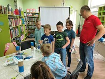 Chłopiec gra na butelkach wypełnionych wodą