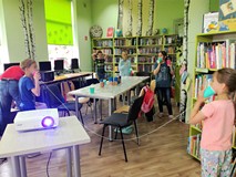 Dzieci sprawdzają działanie „telefonu” z tekturowego kubka
