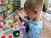 Chłipiec z galaretowatym robalem