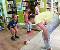 Dzieci podczas zabawy zręcznościowej