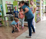Dzieci podczas zabawy zręcznościowej