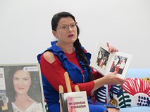 Alicja Wendekier ze swoją książką.
