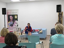 Alicja Wendekier z publicznością podczas spotkania.