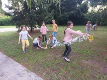 Dzieci puszczają bańki