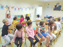 Dzieci w trakcie zabawy gorace krzesła