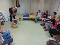 Dzieci słuchają pogadanki  o bezpieczeństwie