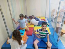 Dzieci odpoczywają na materacach