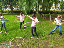 dzieci bawią się hula-hop