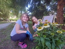 Dziewczynki pozują do zdjęcia