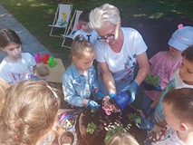 Dzieci sadzą kwiaty