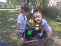 Dzieci sadzą kwiaty