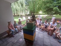 Bibliotekarka pokazuje dzieciom, jak wygląda ul