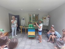 Uczestnik zajęć sprawdza, jak wygląda ul