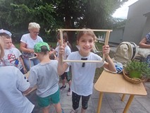 Dziewczynka pozuje z drewnianą ramką