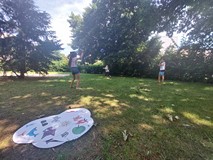 Wspolna zabawa w ogrodzie