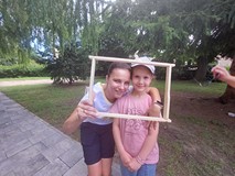 Bibliotekarka pozuje z dzieckiem