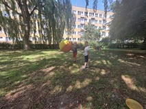 Wspolna zabawa w ogrodzie