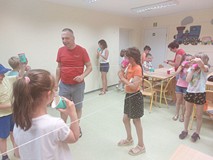 dzieci podczas zabawy