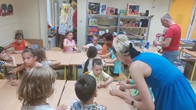 dzieci w trakcie wykonywania doświadczeń