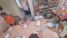 dzieci układają puzzle