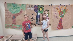 Dzieci prezentują swoją pracę i opowiadają legendę związaną z ilustracją