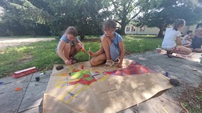 Dzieci podczas zabawy plastycznej