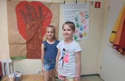 Dzieci prezentują swoją pracę i opowiadają legendę związaną z ilustracją