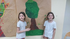 Dzieci prezentują swoją pracę i opowiadają legendę związaną z ilustracją