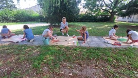 Dzieci podczas zabawy plastycznej