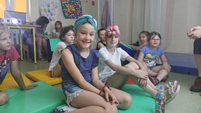 Dziewczynki pozują w tradycyjnym, tureckim turbanie