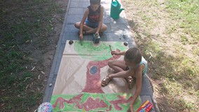 Dzieci podczas zabawy plastycznej