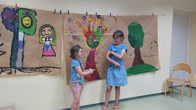 Dzieci prezentują swoją pracę i opowiadają legendę związaną z ilustracją